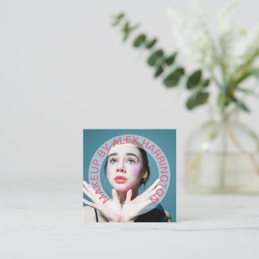 湾曲したホットピンクの文字フォトメイクアップ スクエア名刺 (スタンド正面)