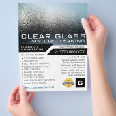 湿った窓、窓の清掃広告の チラシ (手)