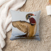 湿地で羽ばたく木の鴨の雄の羽 クッション (ブランケット)
