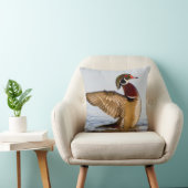 湿地で羽ばたく木の鴨の雄の羽 クッション (椅子)