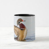 湿地で羽ばたく木の鴨の雄の羽 マグカップ (中央)