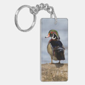 湿地にログインしている木のアヒルの雄 キーホルダー (正面左)