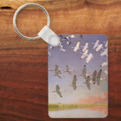 湿地に飛んでいるイビスの群れヴィンテージ キーホルダー (正面)