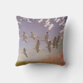 湿地に飛んでいるイビスの群れヴィンテージ クッション (裏面)