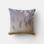 湿地に飛んでいるイビスの群れヴィンテージ クッション (正面)
