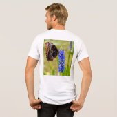 湿地の蘭Tシャツの上の青いモルフォ蝶 トライブレンドTシャツ (裏面全面)