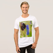 湿地の蘭Tシャツの上の青いモルフォ蝶 トライブレンドTシャツ (正面全面)