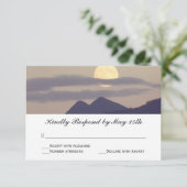 満月が山の上に上昇する結婚式RSVPカード 出欠カード (スタンド正面)