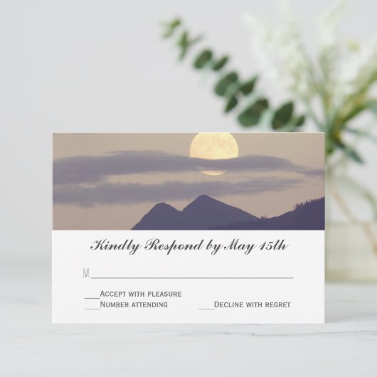 満月が山の上に上昇する結婚式RSVPカード 出欠カード (スタンド正面)