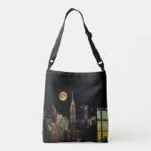 満月との夜のニューヨークのスカイライン クロスボディバッグ (裏面)