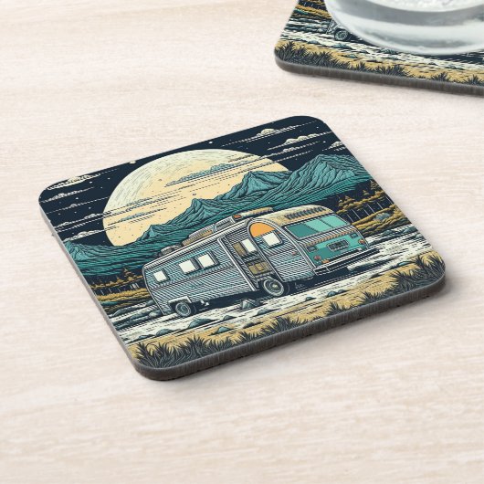 満月と山の中のヴィンテージRV コースター (左側)