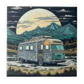 満月と山の中のヴィンテージRV タイル (正面)