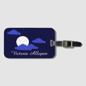 満月に雲を浮かべて微笑む：ダークブルー ラゲッジタグ (正面横)