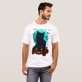 満月のカボチャの上の黒猫 – スリリングなハロウィン Tシャツ (正面フル)