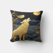 満月の下でゴールデン・オオカミが泣いている クッション (正面)