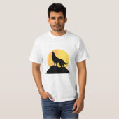 満月の下で吠えるオオカミのシルエット Tシャツ (正面フル)