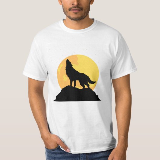 満月の下で吠えるオオカミのシルエット Tシャツ (正面)