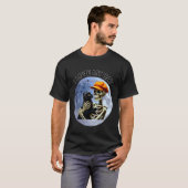 満月の下で猫を持つハロウィンのスケルトン Tシャツ (正面フル)