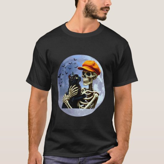満月の下で猫を持つハロウィンのスケルトン Tシャツ (正面)