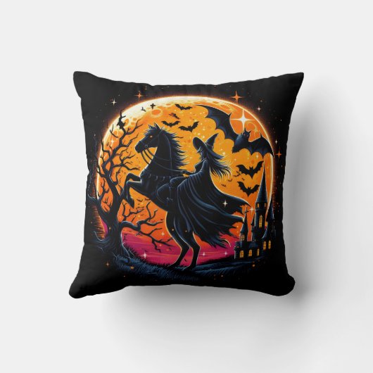 満月の下で神秘的なハロウィーンの馬に乗る クッション (裏面)