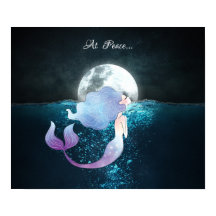 満月の下で穏やかに泳ぐ人魚