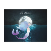 満月の下で穏やかに泳ぐ人魚