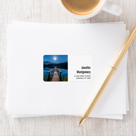 満月の下の夜の桟橋 ラベル (インサイチュ)