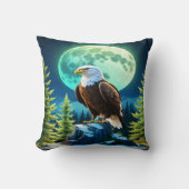 満月の下の岩に止まったワシ クッション (正面)