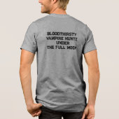 満月の下の血に飢えた吸血鬼の狩人 トライブレンドTシャツ (裏面)