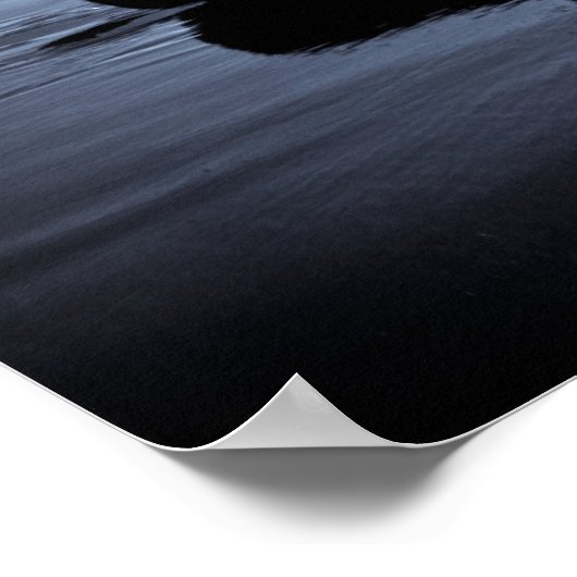 満月の反射を持つビーチで夜のヨガ ポスター (角)