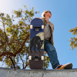 満月の夜にハロウィーンで遊ぶ黒猫 スケートボード