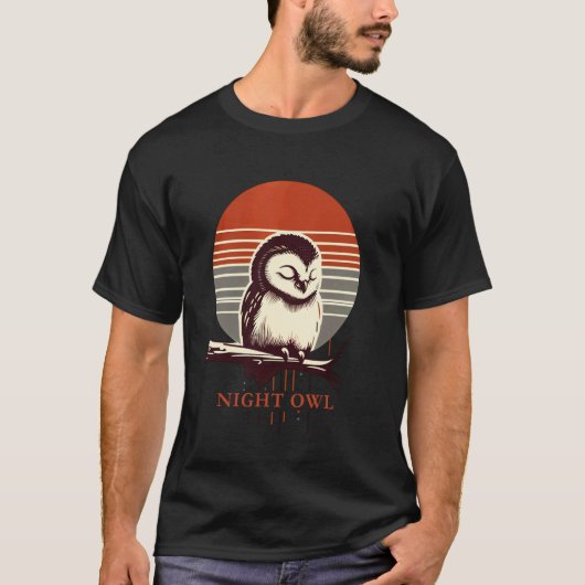満月の枝に止まるフクロウ - ビンテージ レトロ イラスト Tシャツ (正面)