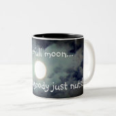 満月は誰もが狂っているおもしろい ツートーンマグカップ (正面右)
