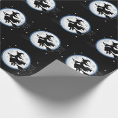 満月不気味を飛んでいる横切るハロウィンの魔女 ラッピングペーパー (角)