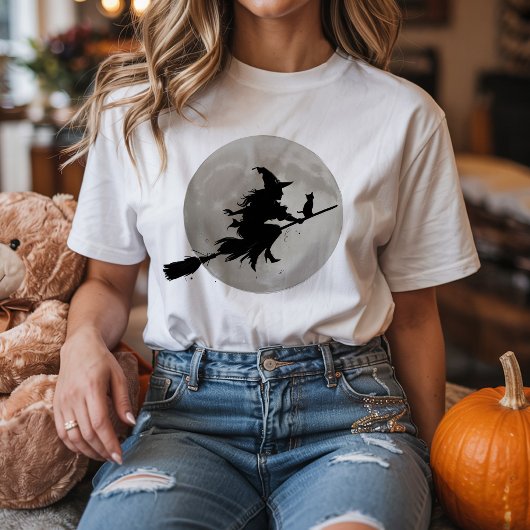 満月不気味を飛んでいる横切るハロウィンの魔女 Tシャツ