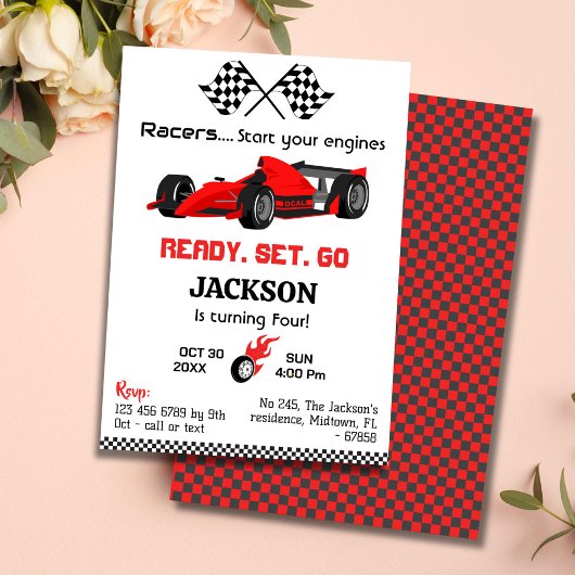 準備セット行く赤いレーシングカーモダンの4歳の誕生日 招待状