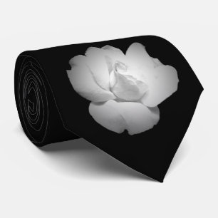 準正装の白いバラの芽 ネクタイ