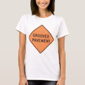 溝のある路面の道路標識Tシャツ Tシャツ (正面)