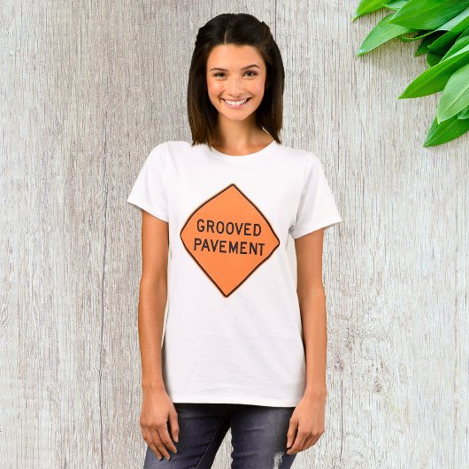溝のある路面の道路標識Tシャツ Tシャツ