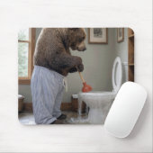 溢れるトイレに突っ込むグリズリーベア マウスパッド (マウス)