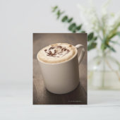 溶かしたカプチーノコーヒーのマグカップ ポストカード (スタンド正面)
