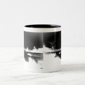 溶ける雪 – 負 ツートーンマグカップ (中央)