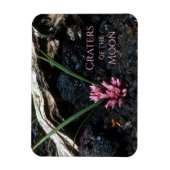 溶岩の間に生える野生のオニオンフラワー マグネット (縦)