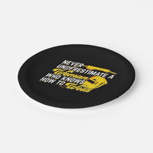 溶接の仕方を知っている女性の力 ペーパープレート (アングル)