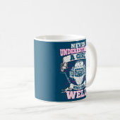 溶接機を溶接できる女の子を決して過小評価しない コーヒーマグカップ (正面右)