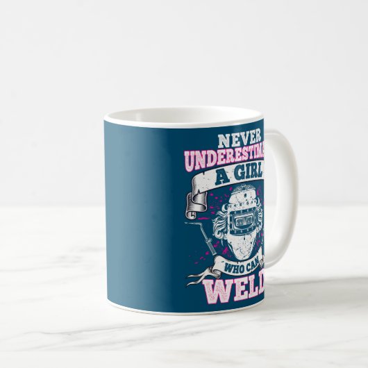 溶接機を溶接できる女の子を決して過小評価しない コーヒーマグカップ (正面右)