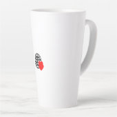 滑らかな線で作成された赤いハートはっきりした記号 カフェラテマグ (右アングル)