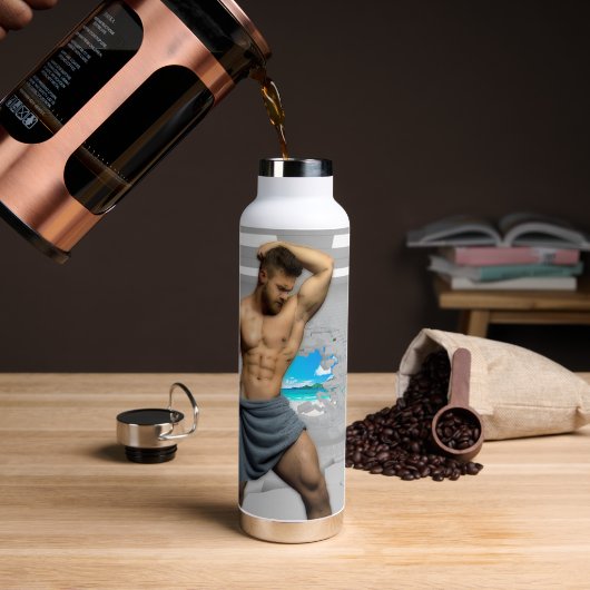 滑りやすいジョーのマンタオル白レンガの壁のバーを壊した ウォーターボトル (コーヒー)