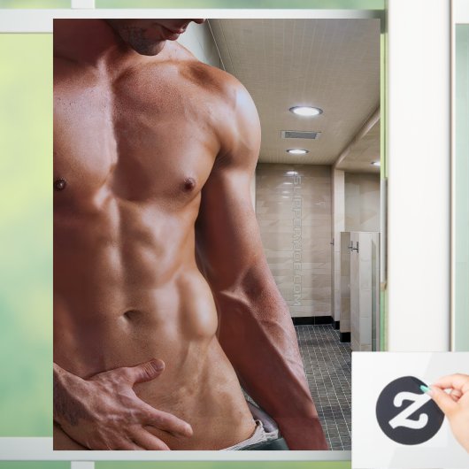 滑りやすいジョーの男の六パックのシャツなしのセクシーな筋肉 ウィンドウサイン (ホーム)