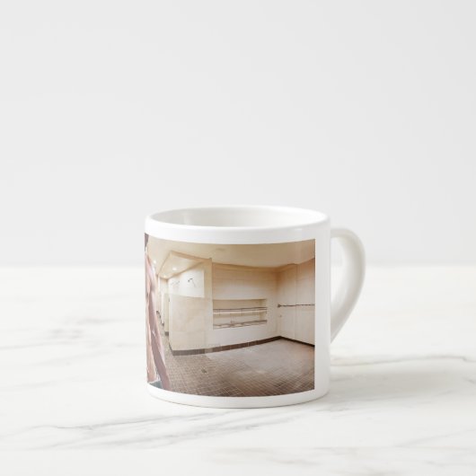 滑りやすいジョーの男の六パックのシャツなしのセクシーな筋肉 エスプレッソカップ (正面右)